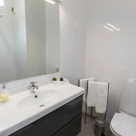 Metro Lapa House With Sunny Balcony And A/c * Porto