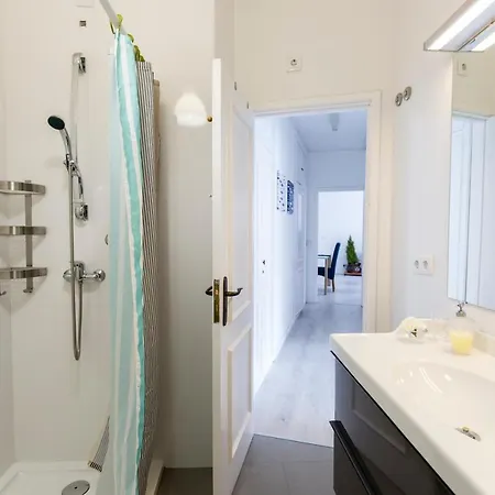Metro Lapa House With Sunny Balcony And A/c * Porto