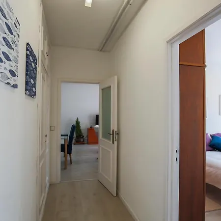 Metro Lapa House With Sunny Balcony And A/c * Oporto