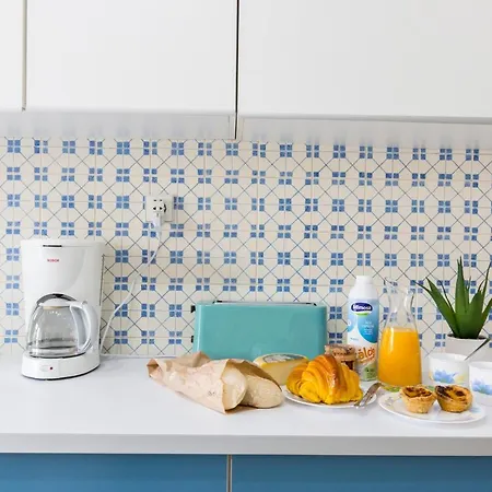 Metro Lapa House With Sunny Balcony And A/c Oporto