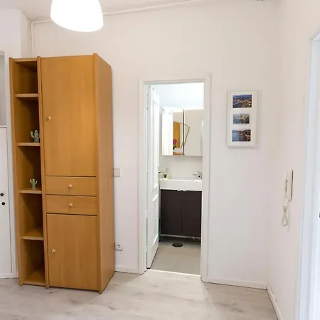 Metro Lapa House With Sunny Balcony And A/c * Oporto