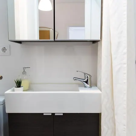 Apartment Metro Lapa House With Sunny Balcony And A/c Porto